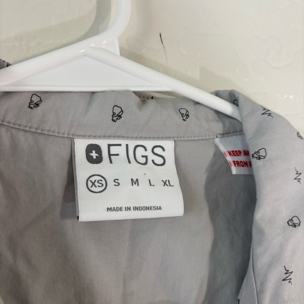 Figs Dream Big Pajama Button Front Top Women XS Front Pocket - Picture 5 of 8